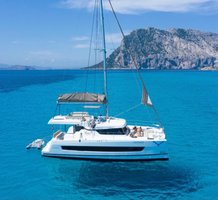 Catamarán de vela fondeado en aguas turquesa