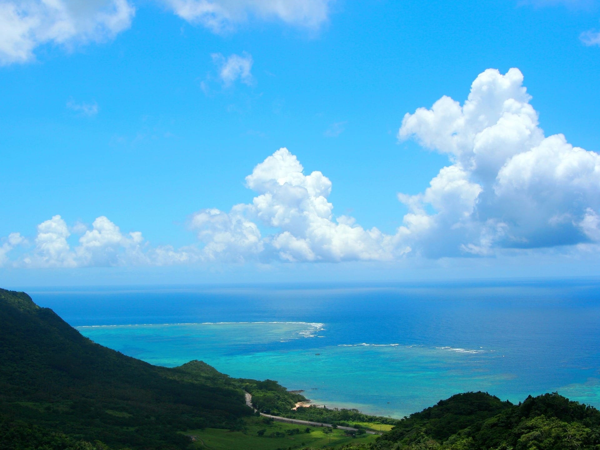 Ishigaki Costa de Ishigaki con aguas turquesa y colinas verdes