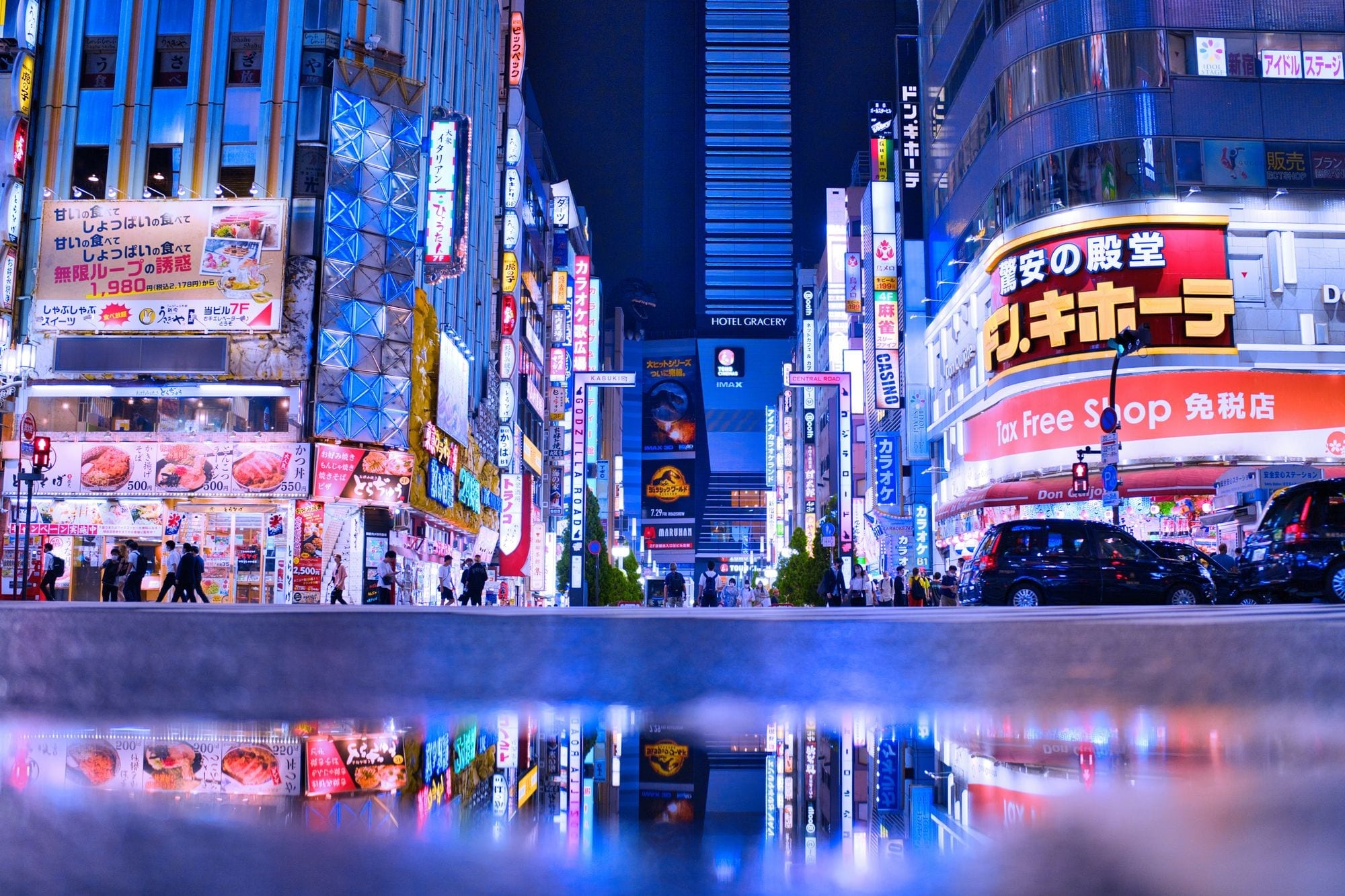 Tokio Calle de Shinjuku, en Tokio, iluminada por rótulos de neón de noche